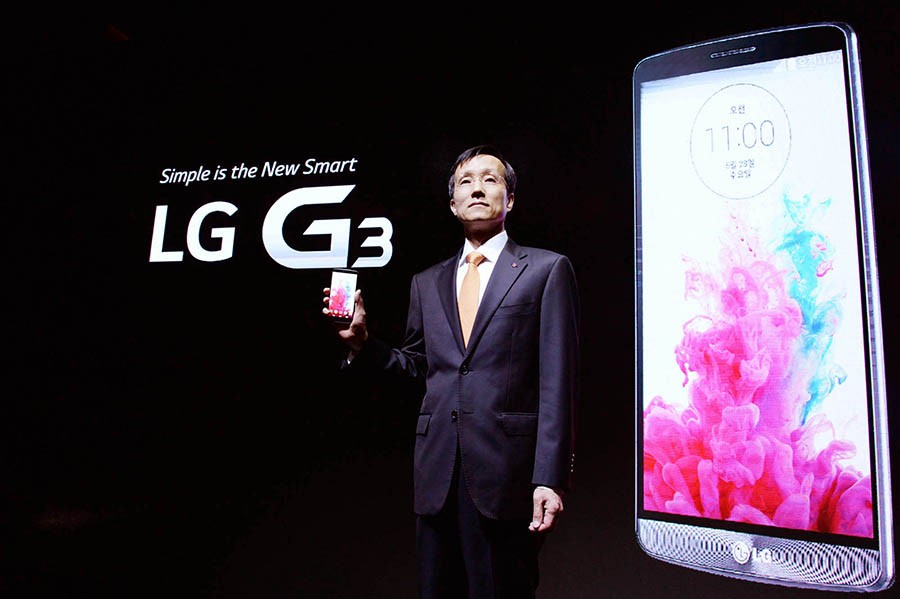 Dr._Jong-seok_Park,_president_of_LG_Mobile_Communication_Company,_shows_the_company's_new_G3_smartphone_prior_to_its_public_introduction_in_Seoul_02
