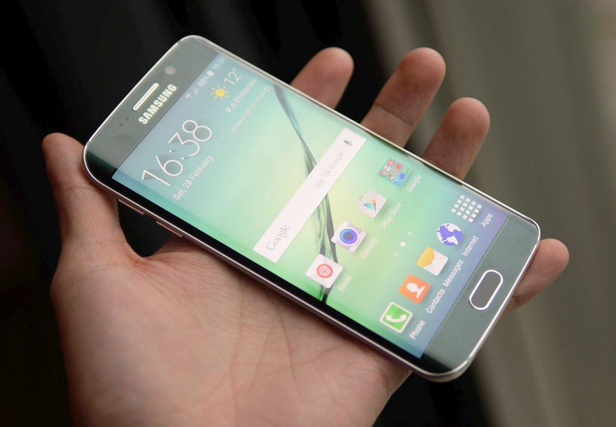 Samsung Galaxy S6 Edge в руках