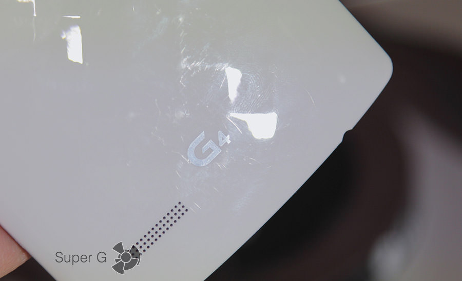 Царапающаяся поверхность белого LG G4