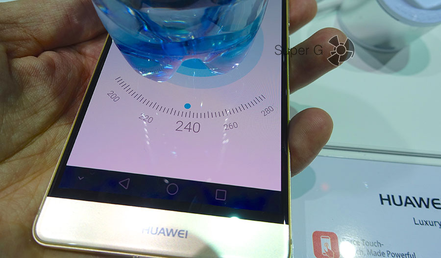 Меряем вес бутылки при помощи Huawei Mate S