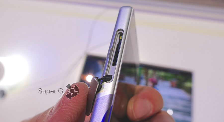 Заглушка лотка под SIM-карту в Sony Xperia Z5