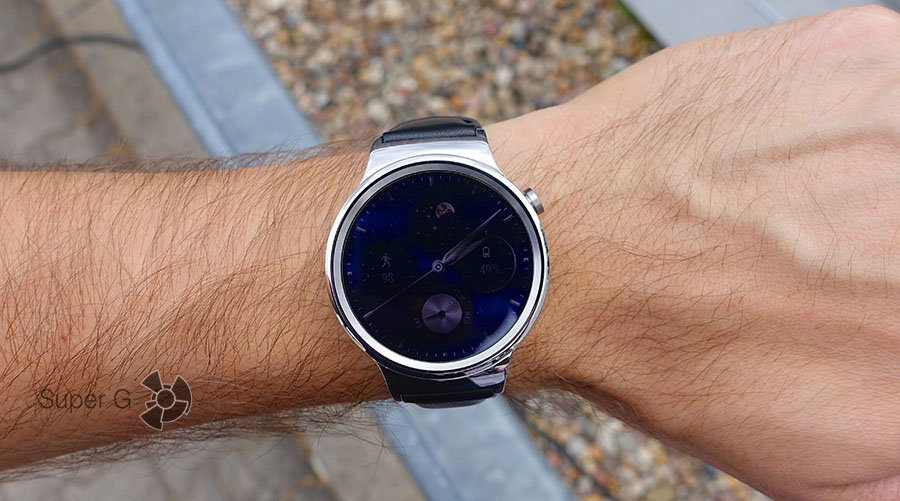 Huawei Watch на руке, примерка