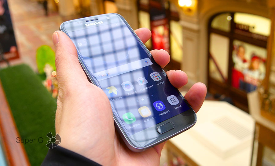 Samsung Galaxy S7 в руке