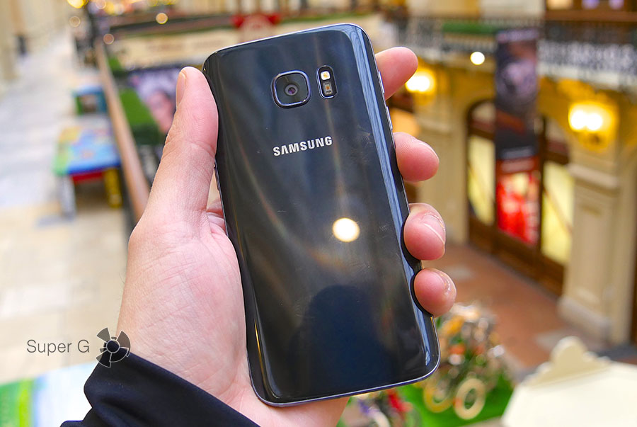 Защитное стекло в Samsung Galaxy S7 достаточно маркое