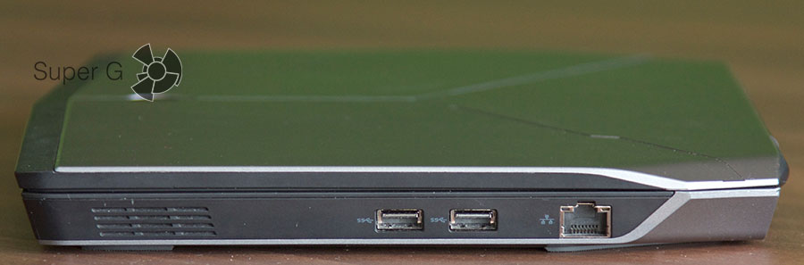 Правая сторона ноутбука Dell Alienware 13
