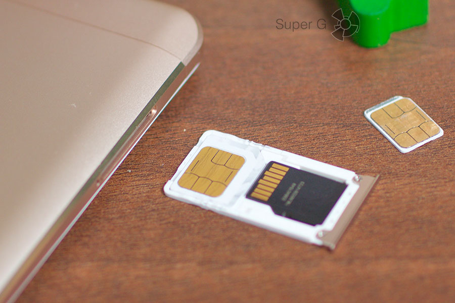 Xiaomi Mi Max оснащен комбинированный слотом под SIM-карты