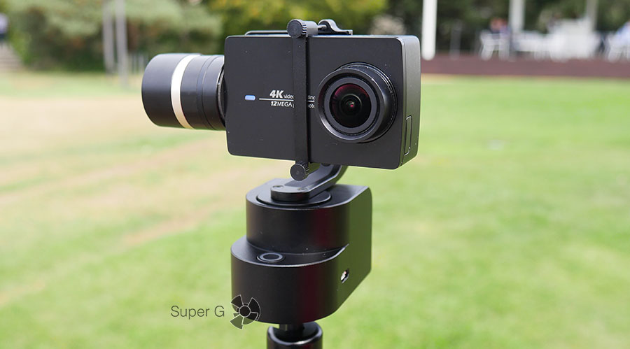 Yi 4K Action Camera закреплена на стабе Yi Handheld Gimbal