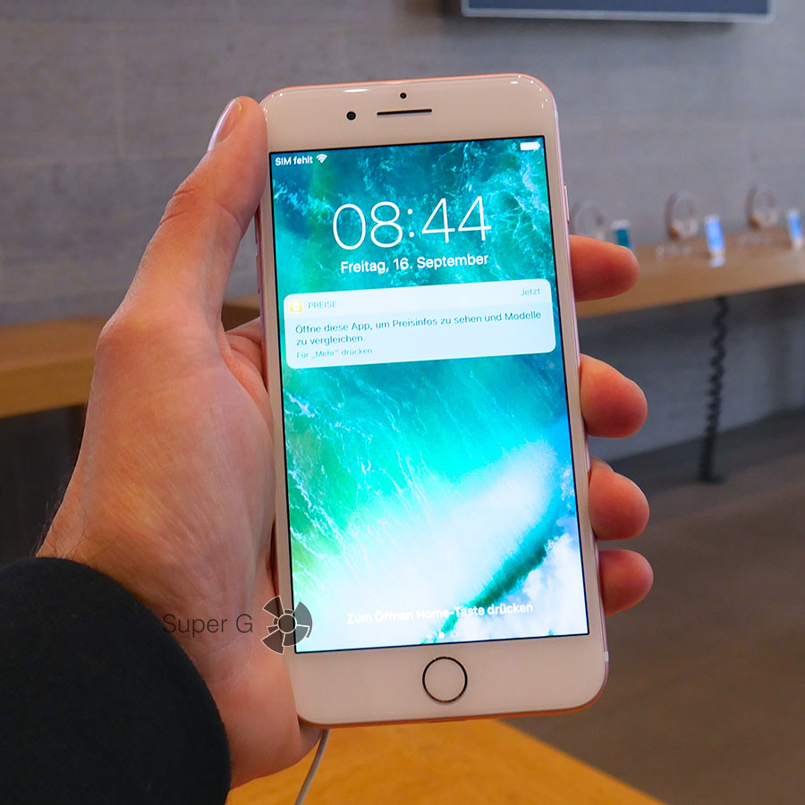 iPhone 7 Plus белый в руке как смотрится