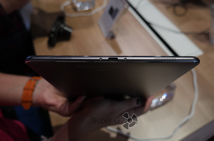 IFA 2016: ZenPad 3S 10 - разъем и динамики