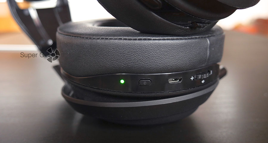 Светодиод-индикатор работы, кнопка включения, Micro USB, колёсико регулировки громкости