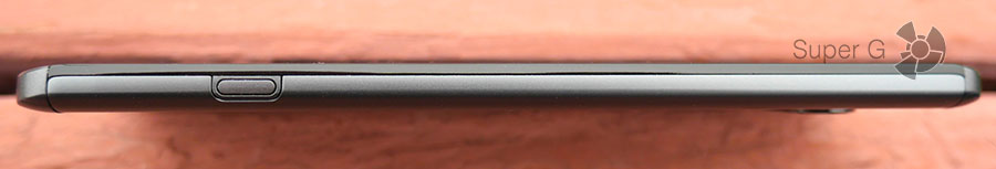 Кнопка, при помощи которой извлекается аккумулятор LG V20