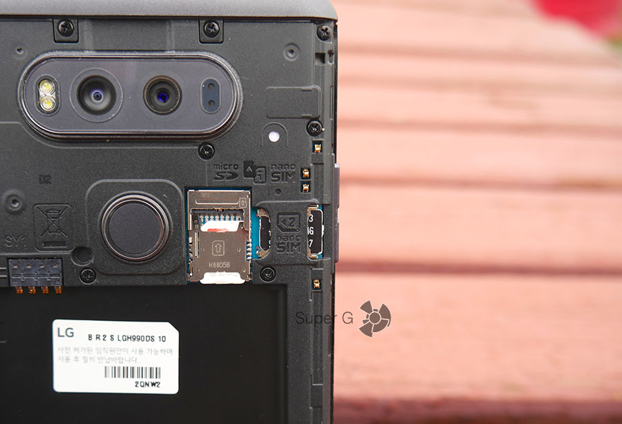 LG V20 поддерживает одновременную работу и двух Nano SIM-карт, и флешки Micro SD