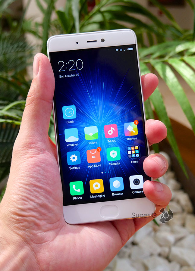 Xiaomi Mi5S в руке (вид спереди)
