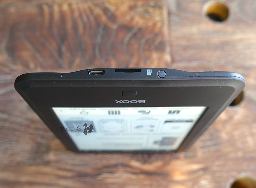 Снизу ONYX BOOX Vasco da Gama находится разъём Micro USB и слот для карт памяти