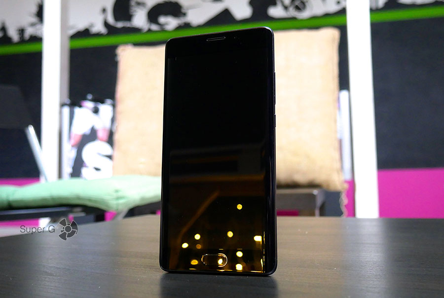 Фронтальная панель Xiaomi Mi Note 2 при выключенном экране