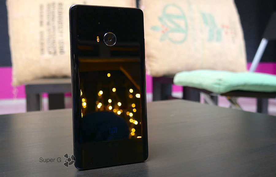 Черный смартфона Xiaomi Mi Note 2