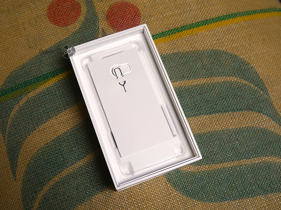 В комплекте к Xiaomi Mi Note 2 есть чехол и скрепка