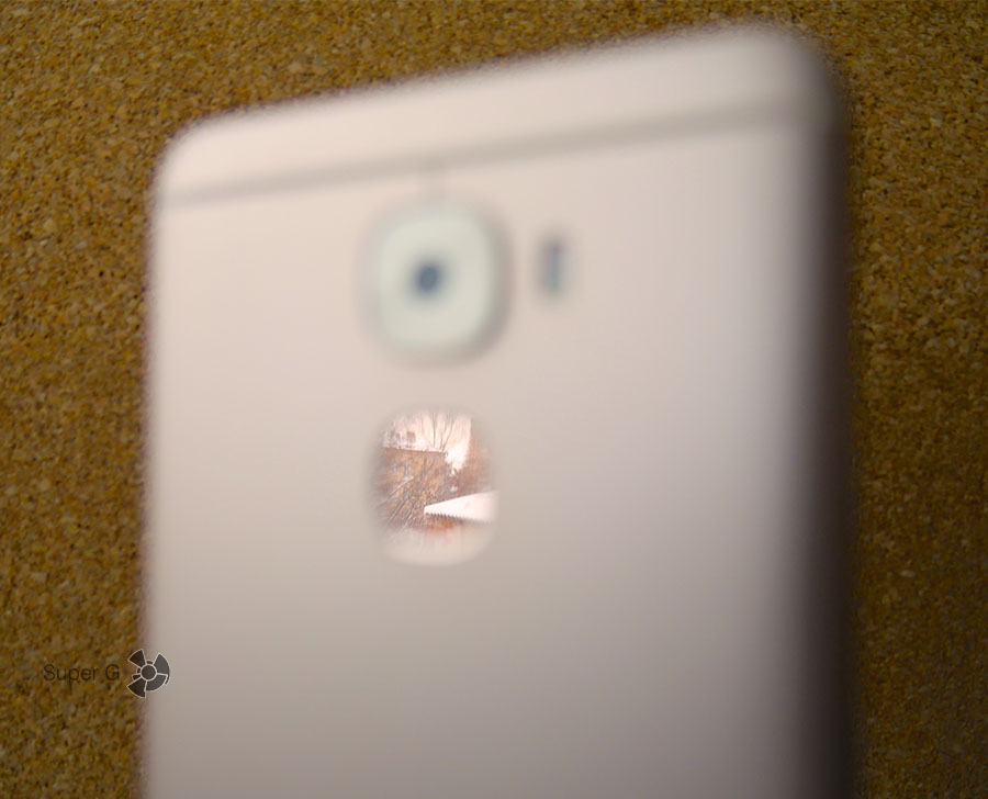 Поверхность сканера отпечатков пальцев у LeEco Le 3 Pro зеркальная
