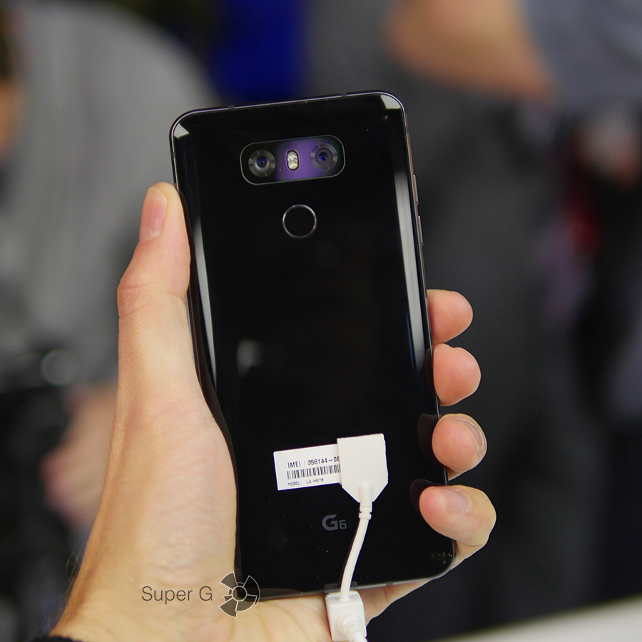 Черный смартфон LG G6 в руке