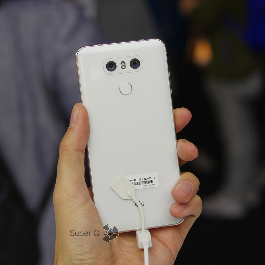 Белый смартфон LG G6 в руке