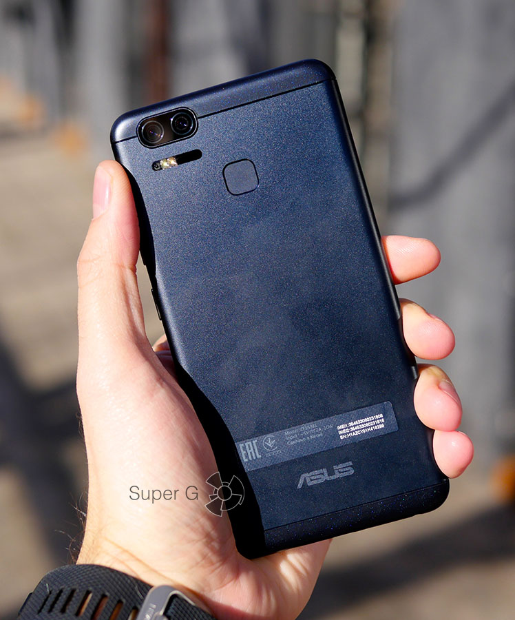 Asus Zenfone 3 Zoom в руках (вид сзади)