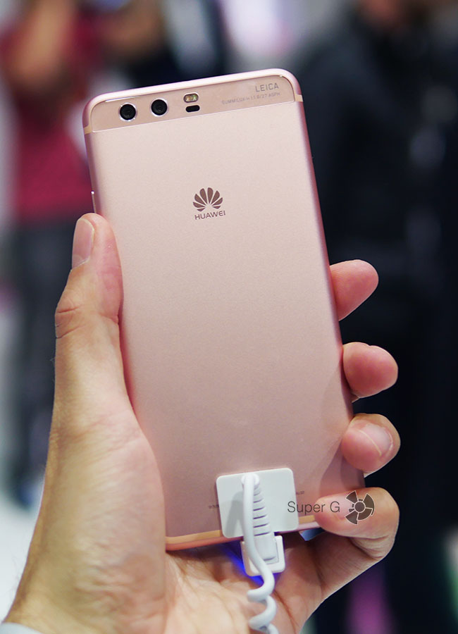 Розовый Huawei P10 (вид сзади)