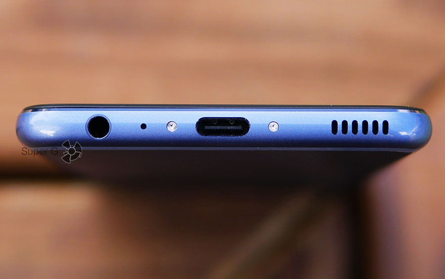 Все разъёмы Huawei P10 находятся на нижней грани, тут же расположился еще один микрофон и динамик
