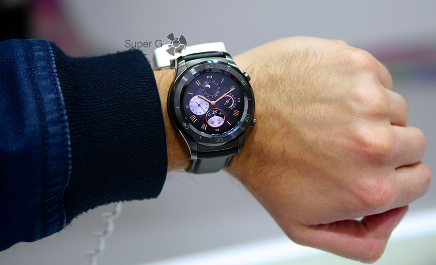 Huawei Watch 2 Classic на руке