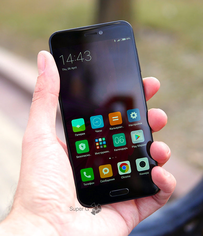 Xiaomi Mi 5C в руке (вид спереди)