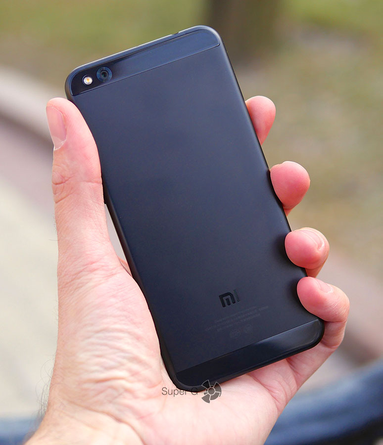 Xiaomi Mi 5C в руке (вид сзади)