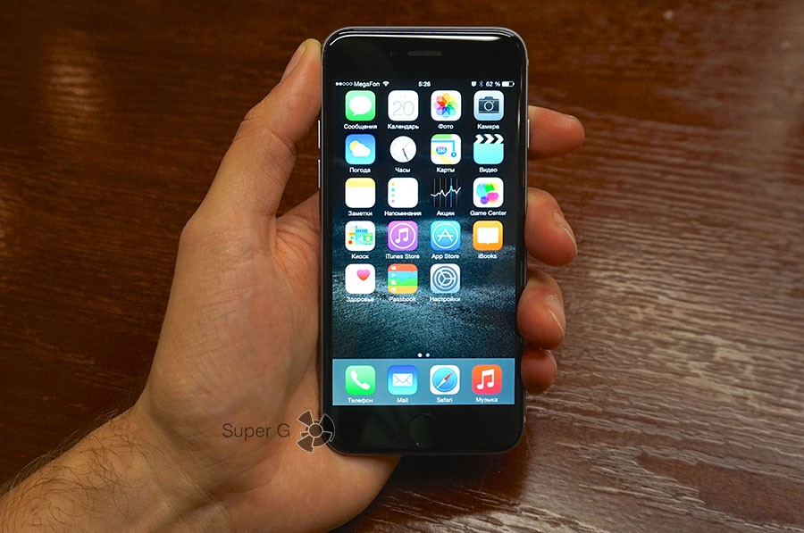 iPhone 6 в руке