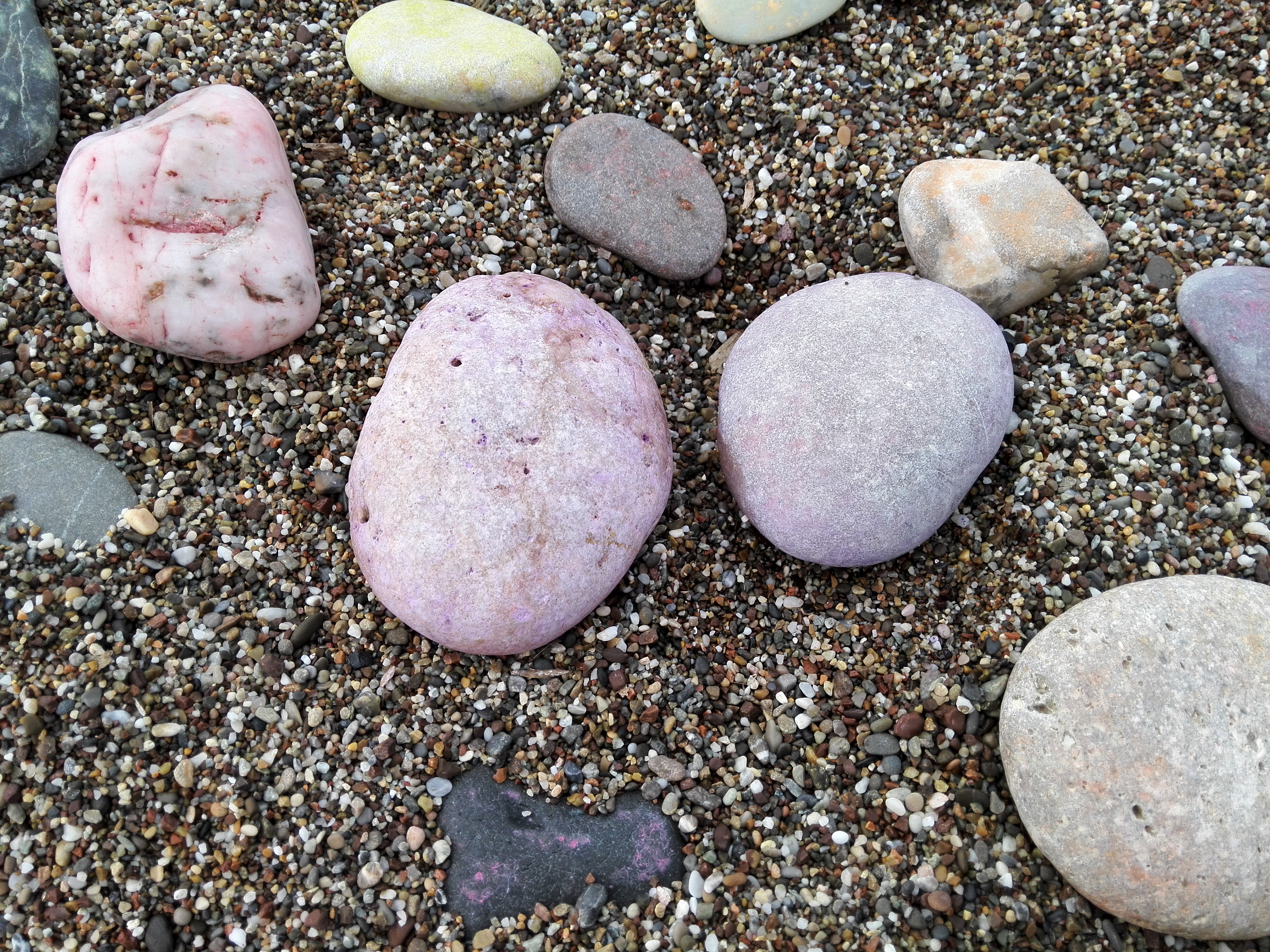 Камни на берегу