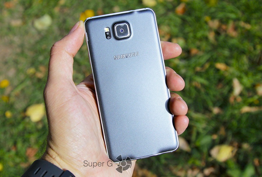 Samsung Galaxy Alpha в руке