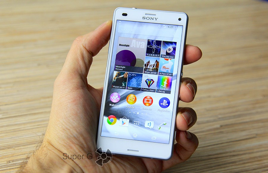 Sony Xperia Z3 Compact в руке