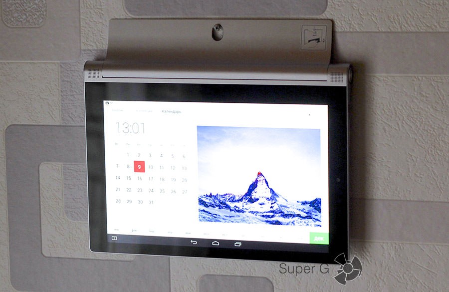 Lenovo Yoga Tablet 2 висит на стене