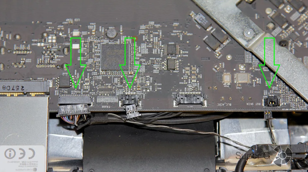 Три коннектора на границе материнской платы iMac 27