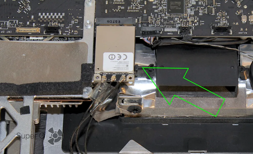 Отсоединяем Wi-Fi модуль на iMac