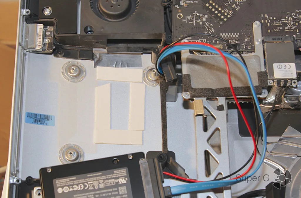 Двусторонний скотч в месте крепления SSD диска