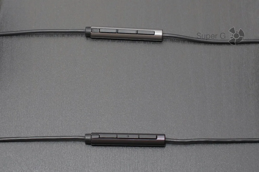 Сверху пульт от Xiaomi Hybrid, снизу от Xiaomi Piston 3
