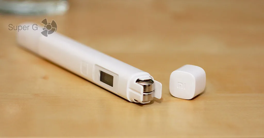 Питается Xiaomi TDS от двух кнопочных батареек