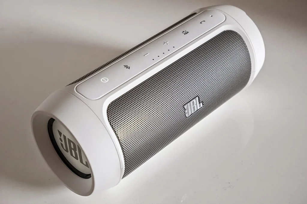 Белая колонка JBL Charge 2