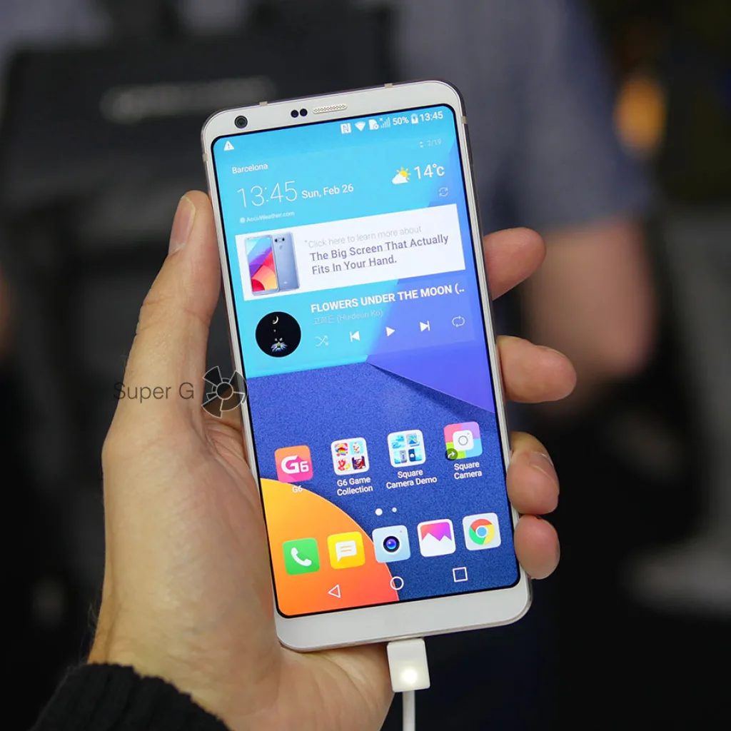 Белый LG G6 в руке