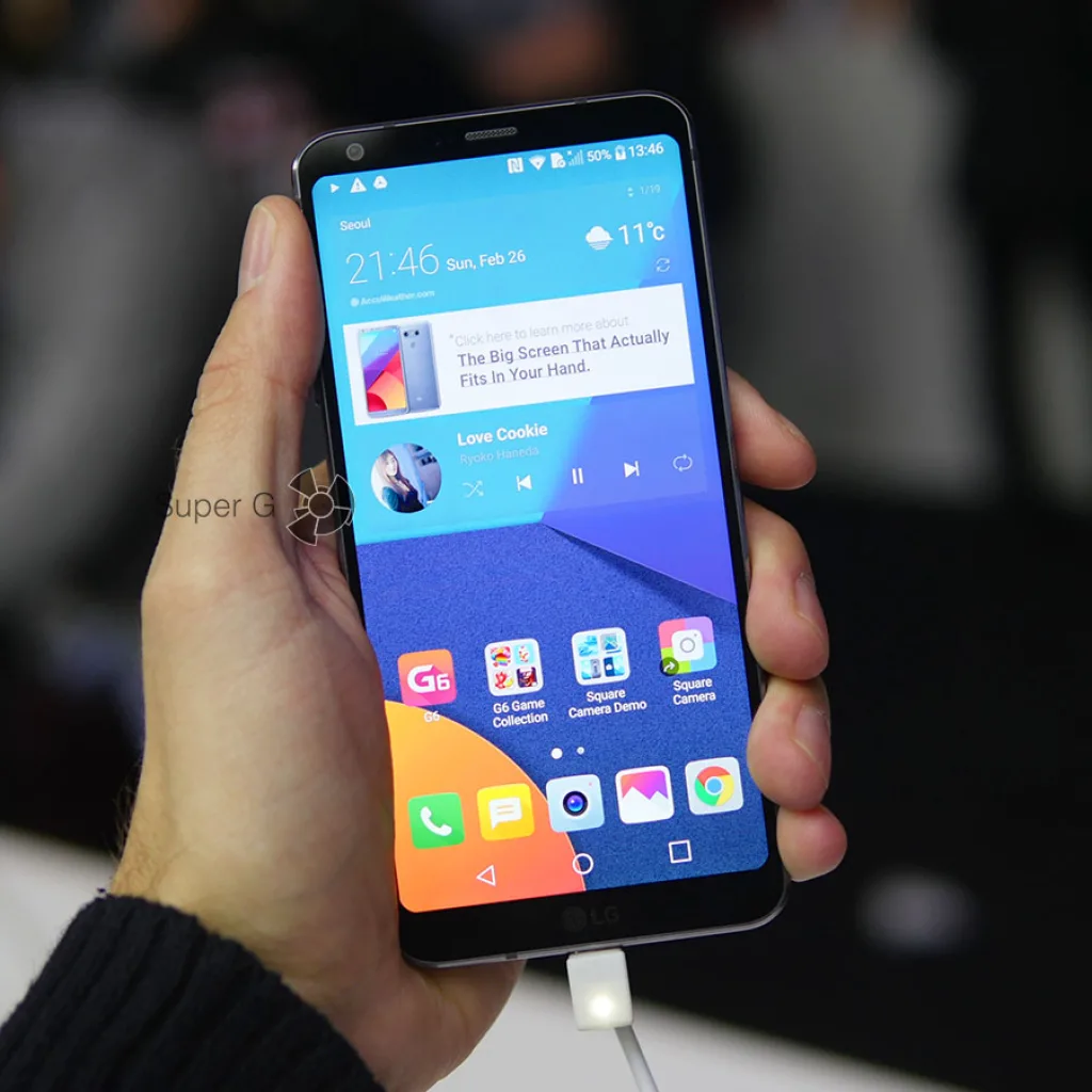 Черный LG G6 в руке