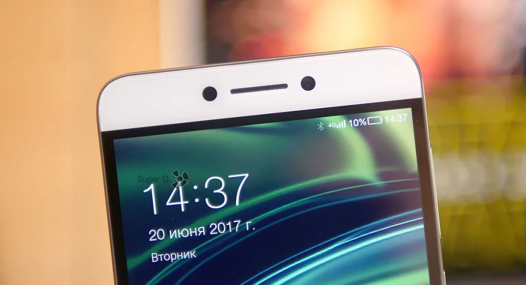 Симметричные элементы дизайна в смартфоне LeRee Le 3
