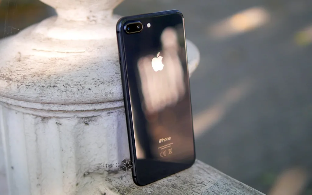 Задняя поверхность в iPhone 8 Plus из стекла