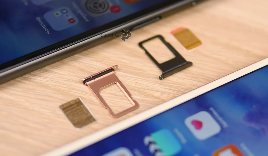 Лоток для SIM-карт от iPhone 8 Plus (справа) и от iPhone 7 Plus (слева)