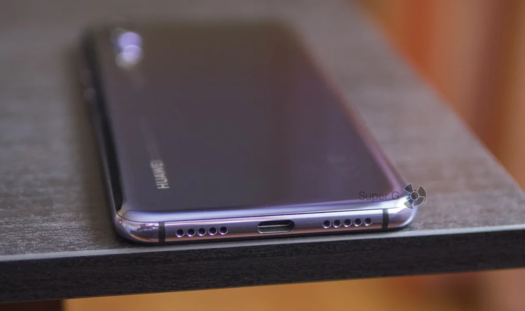 USB Type-C порт и динамик (слева на фото) Huawei P20 Pro