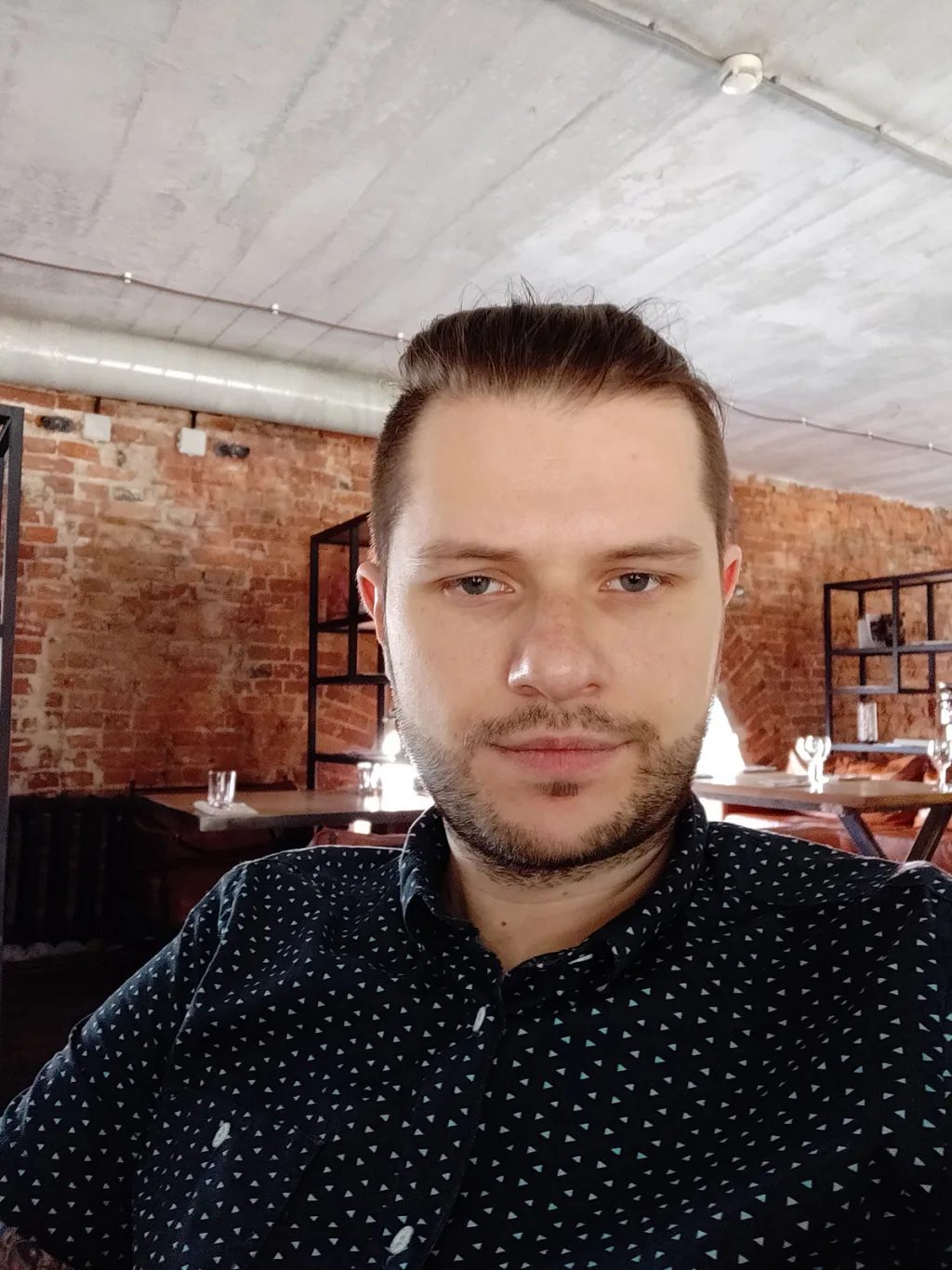 Обычное селфи на OnePlus 6 в помещении