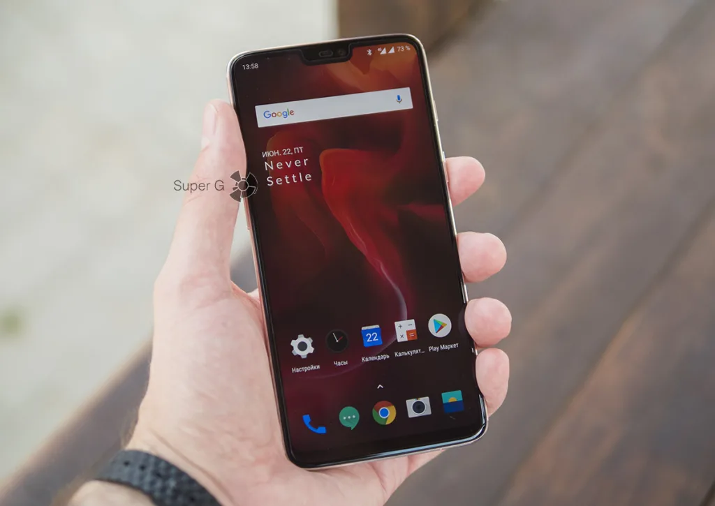 Белый OnePlus 6 в руке (вид спереди)