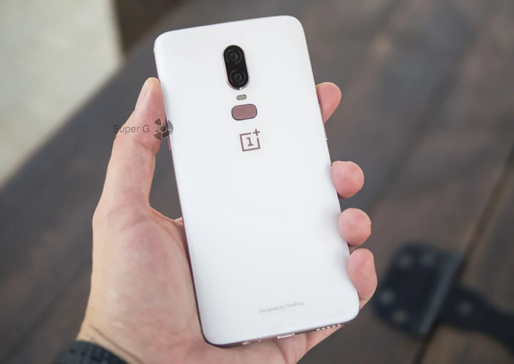 Белый OnePlus 6 в руке (вид сзади)